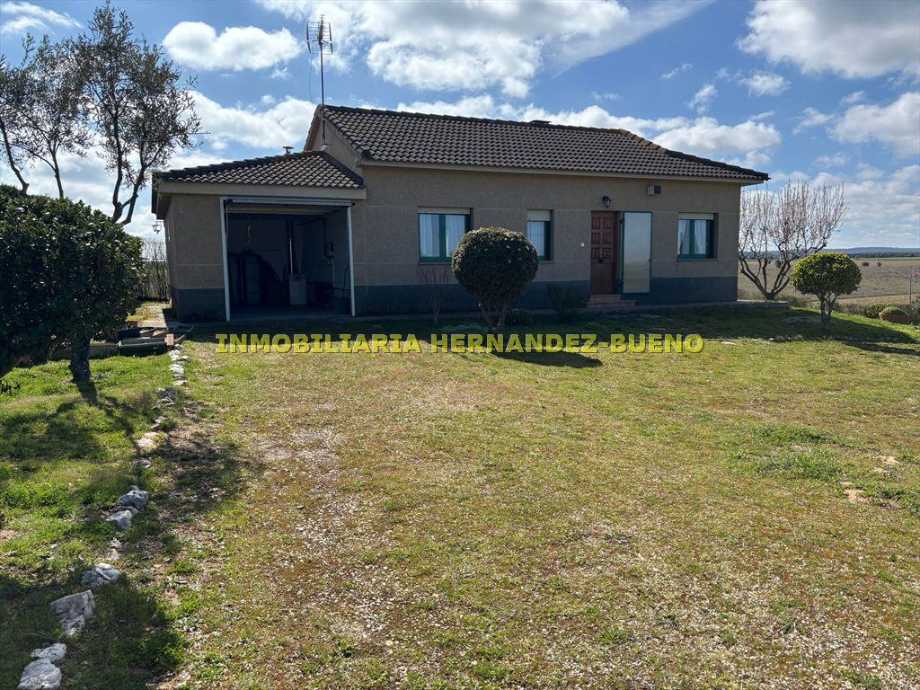 Exterior view of House or chalet for sale in Calvarrasa de Arriba  with Heating and Terrace