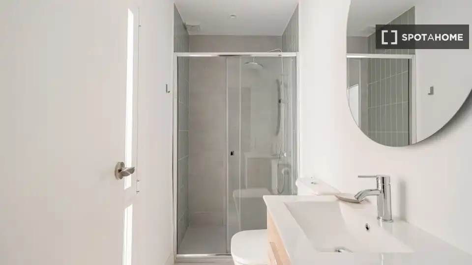 Bathroom of Flat for rent in Madrid  with Air Conditioner, Heating and Furnished