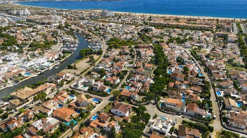 Casa con piscina privada y jardín en Requesens, Empuriabrava, a 800 metros de la playa, ideal como vivienda habitual, casa de vaca, immagine 5