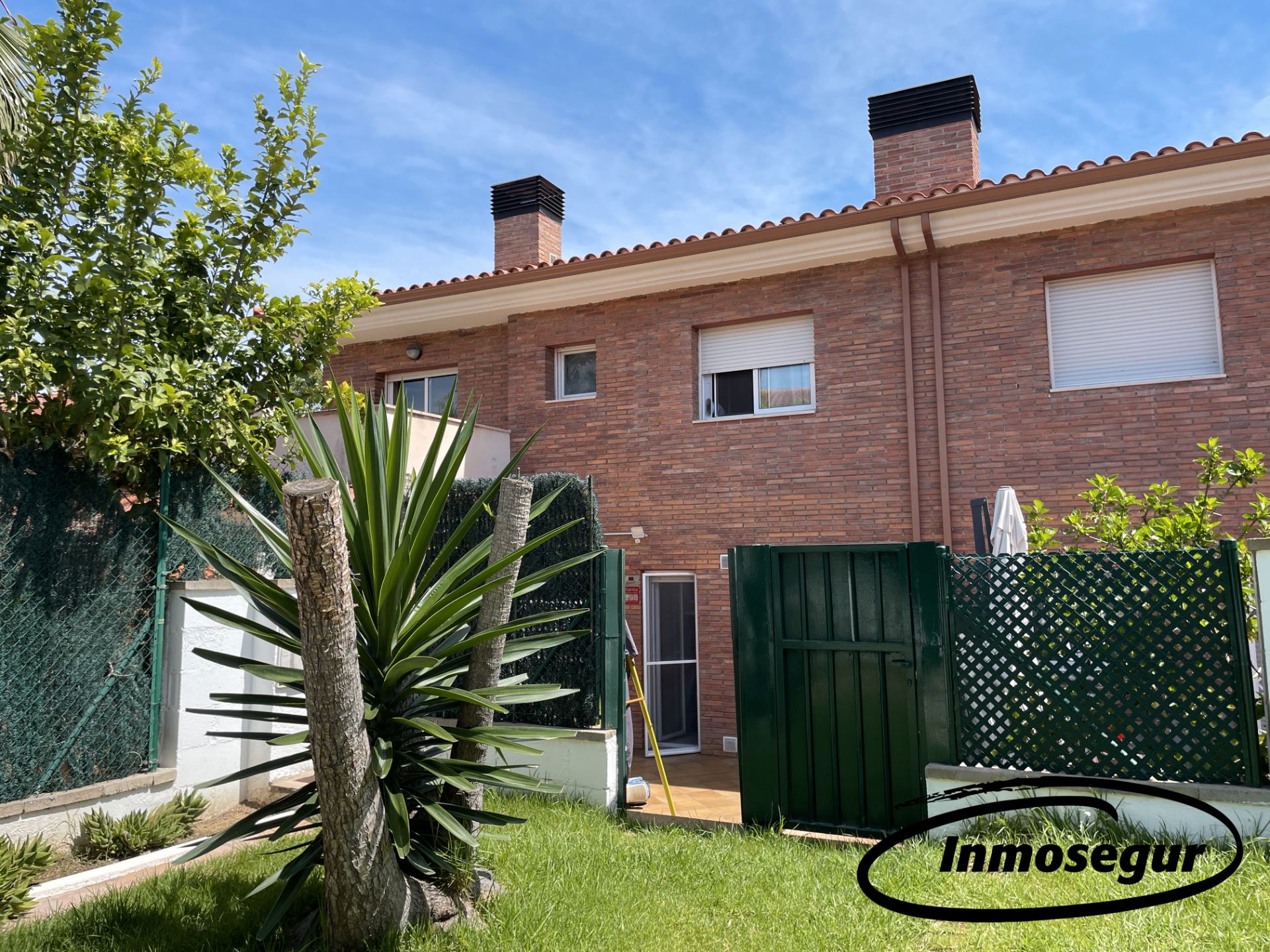 Vista exterior de Casa adosada en venda en Salou amb Aire condicionat, Calefacció i Jardí privat
