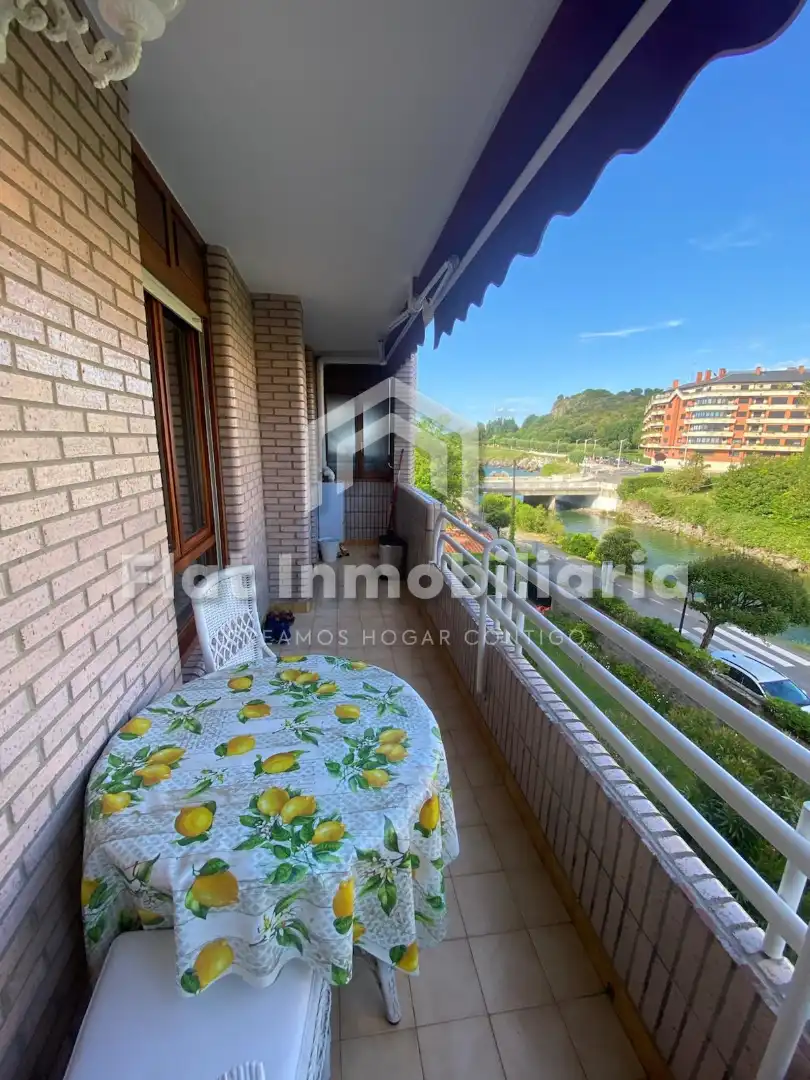 Terraza de Piso en venta en Castro-Urdiales con Calefacción, Parquet y Terraza