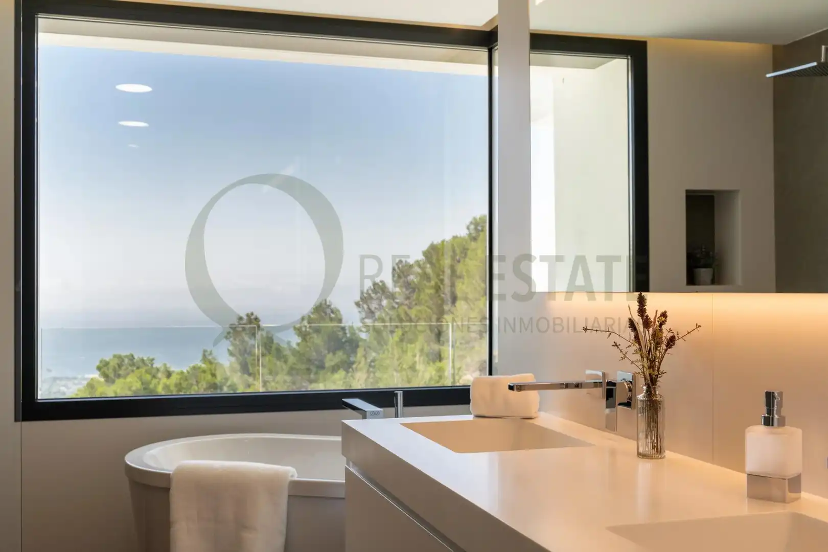 Bany de Casa o xalet en venda en Alicante / Alacant amb Calefacció, Jardí privat i Terrassa