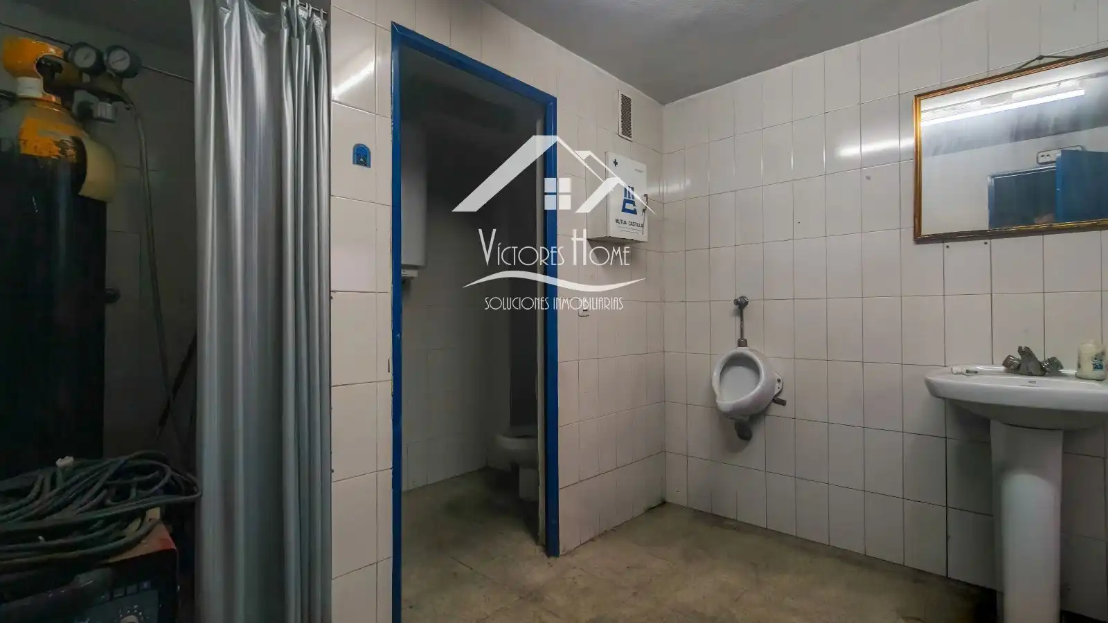 Bathroom of Industrial buildings for sale in Madrid
