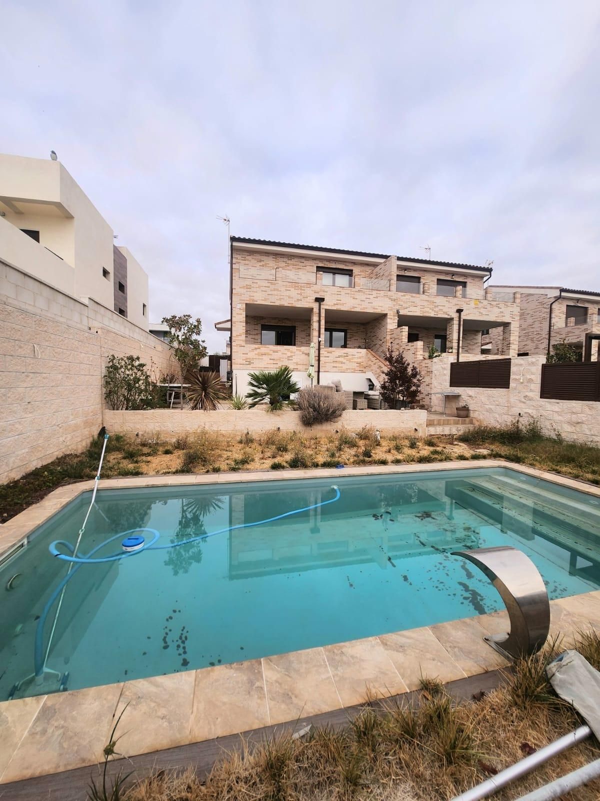 Piscina de Casa adosada en venda en Villalbilla amb Piscina