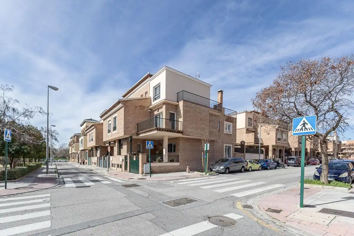 Vista exterior de Casa adosada en venta en Granada con Calefacción, Jardín privado y Terraza