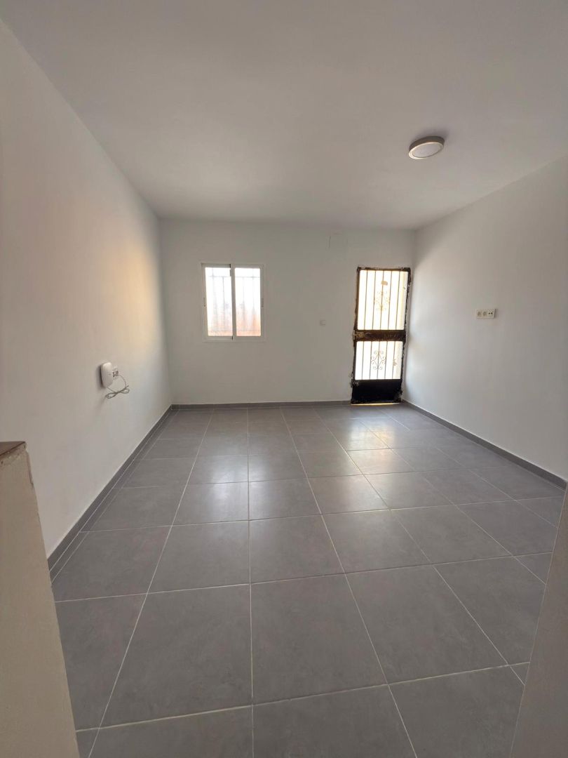 Study to rent in  Granada Capital  with Balcony