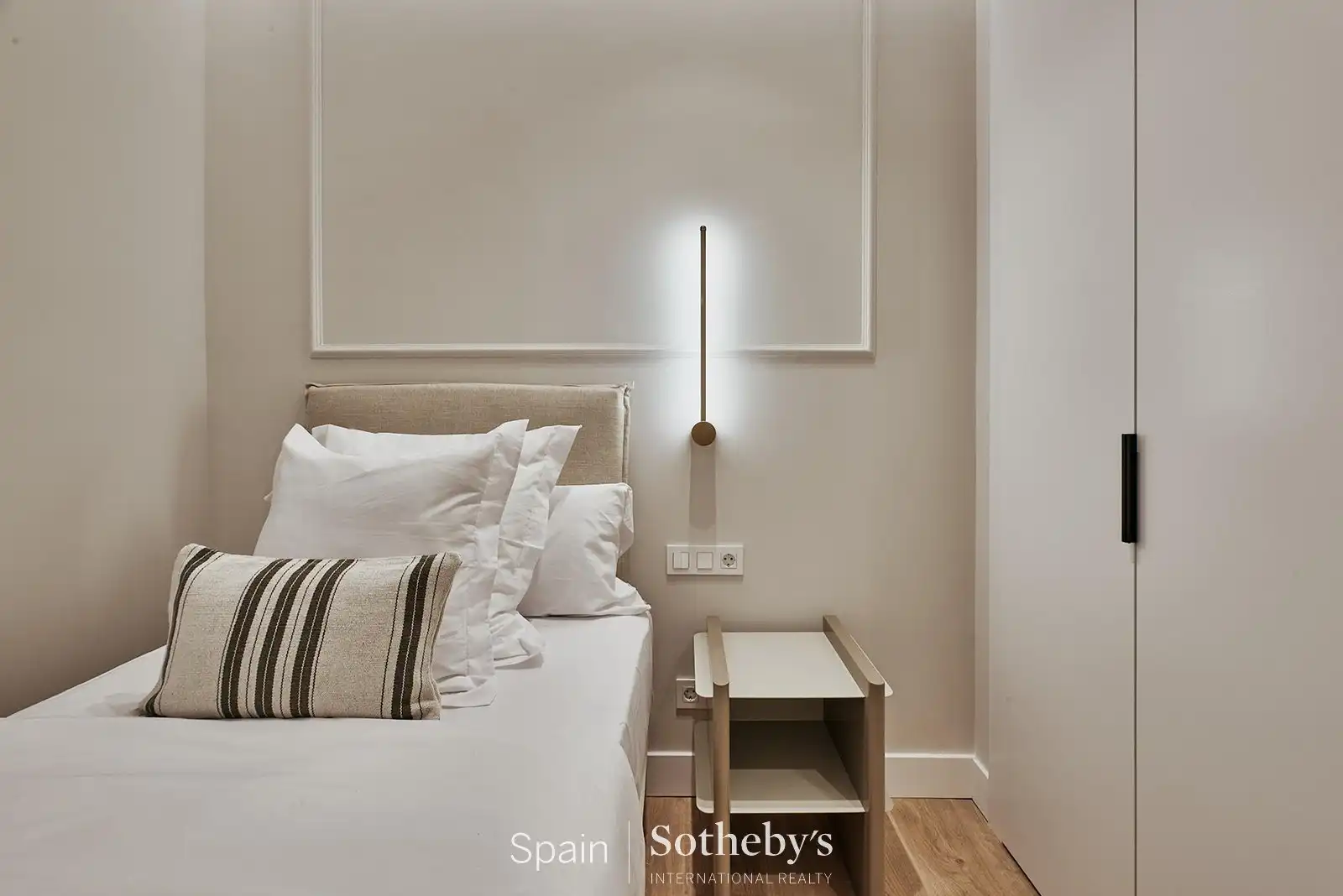 Dormitori de Apartament en venda en Madrid amb Aire condicionat, Calefacció i Terrassa