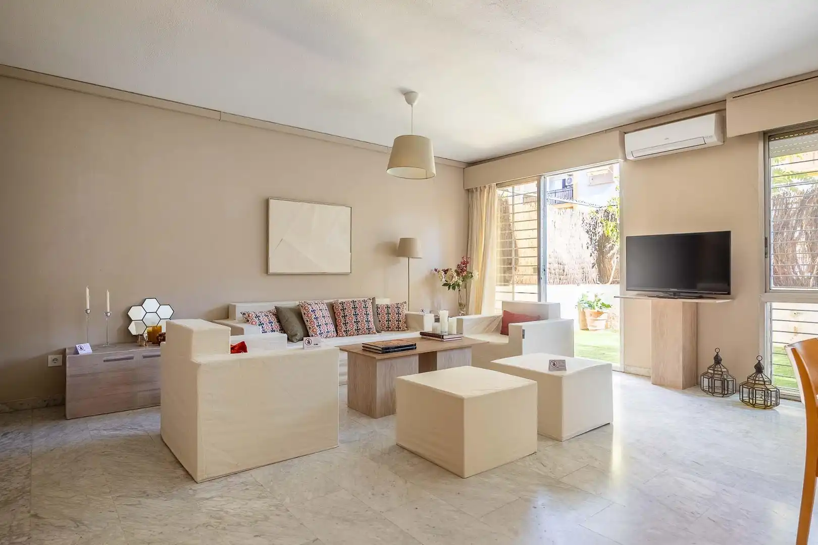 Living room of Flat for sale in Sevilla  with Air Conditioner, Private garden and Parquet flooring