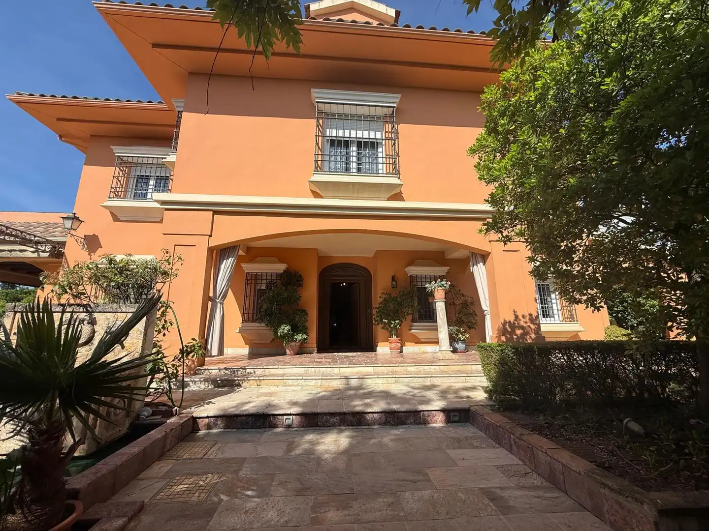 Vista exterior de Casa o xalet en venda en  Córdoba Capital amb Aire condicionat, Calefacció i Jardí privat