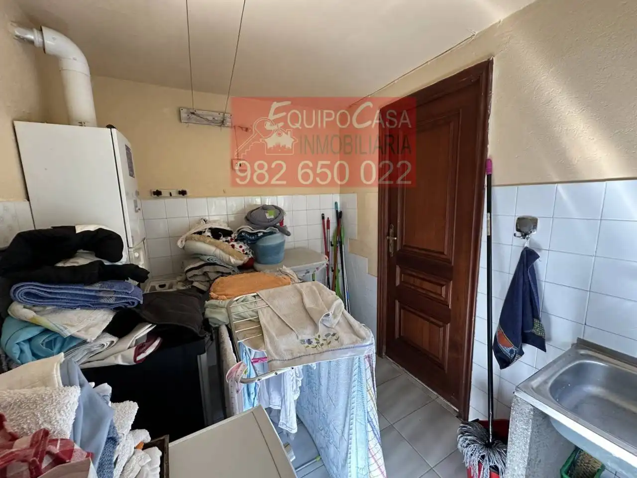 Cuina de Casa o xalet en venda en Lugo amb Calefacció, Jardí privat i Parquet