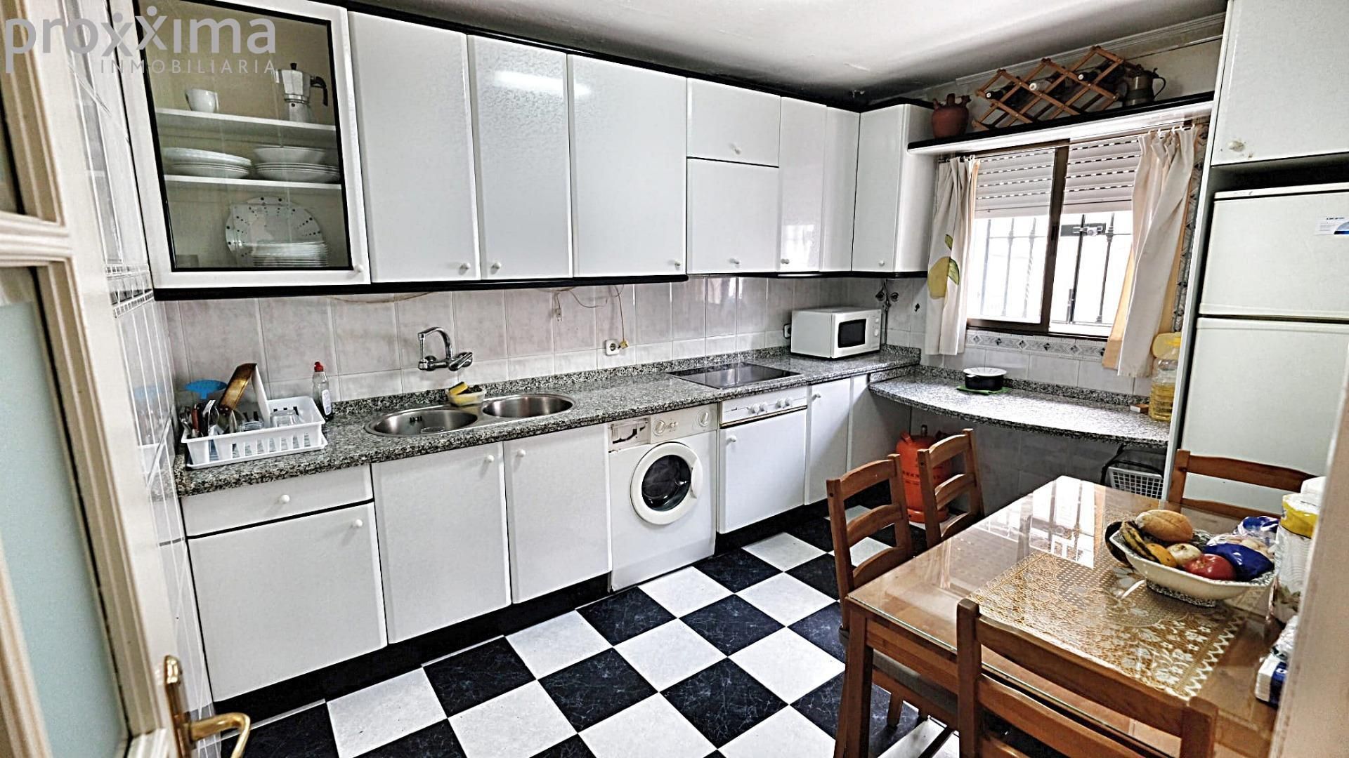 Kitchen of Flat for sale in  Sevilla Capital  with Air Conditioner, Heating and Storage room