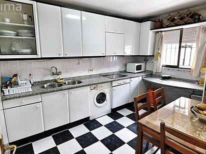 Kitchen of Flat for sale in  Sevilla Capital  with Air Conditioner, Heating and Storage room