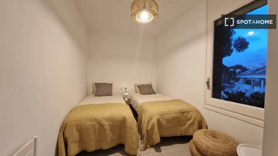 Dormitori de Apartament per a compartir en Gavà amb Aire condicionat, Terrassa i Moblat