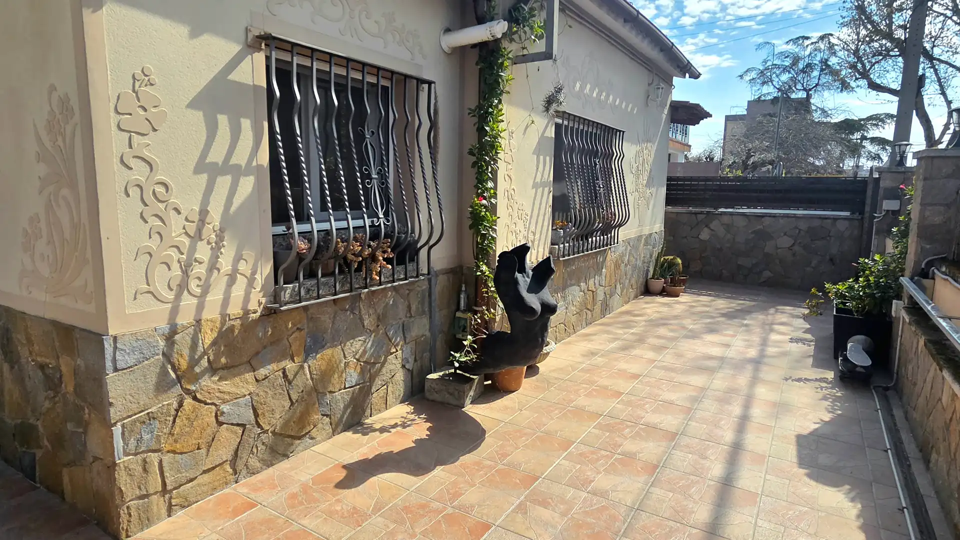 Vista exterior de Casa adosada en venda en Cerdanyola del Vallès amb Aire condicionat, Calefacció i Jardí privat