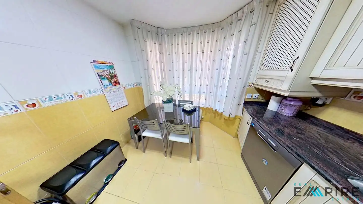 Cuina de Casa adosada en venda en Parla amb Aire condicionat, Calefacció i Terrassa