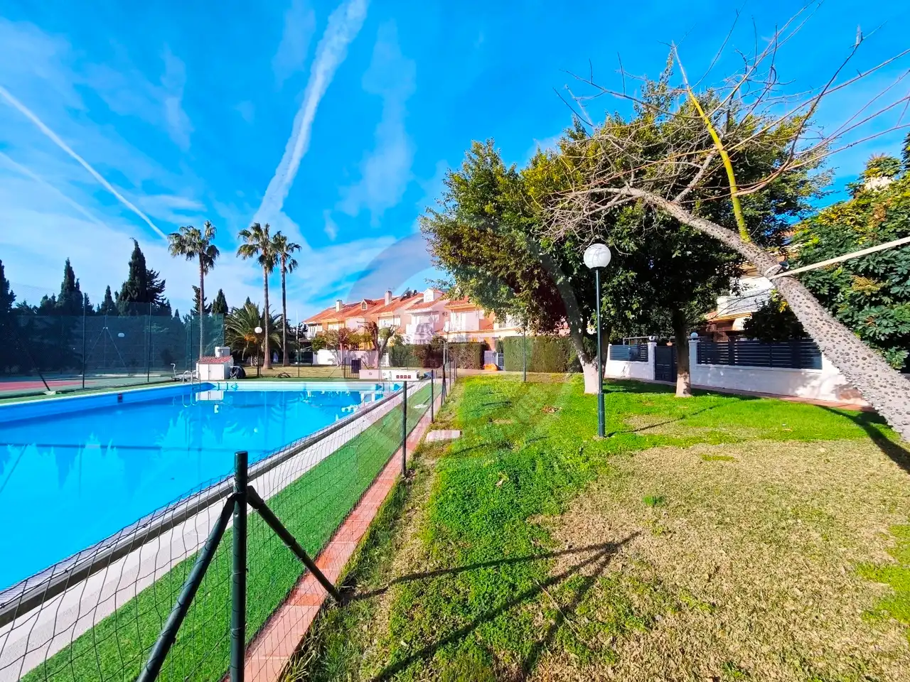 Vista exterior de Casa adosada en venda en Vélez-Málaga amb Terrassa, Alarma i Piscina comunitària