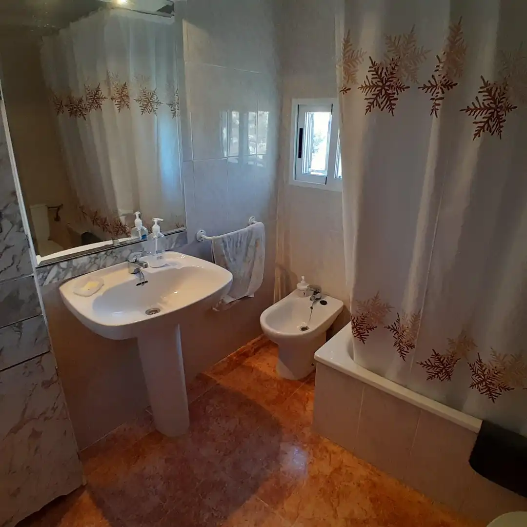 Bany de Casa o xalet en venda en Yecla amb Jardí privat, Traster i Moblat