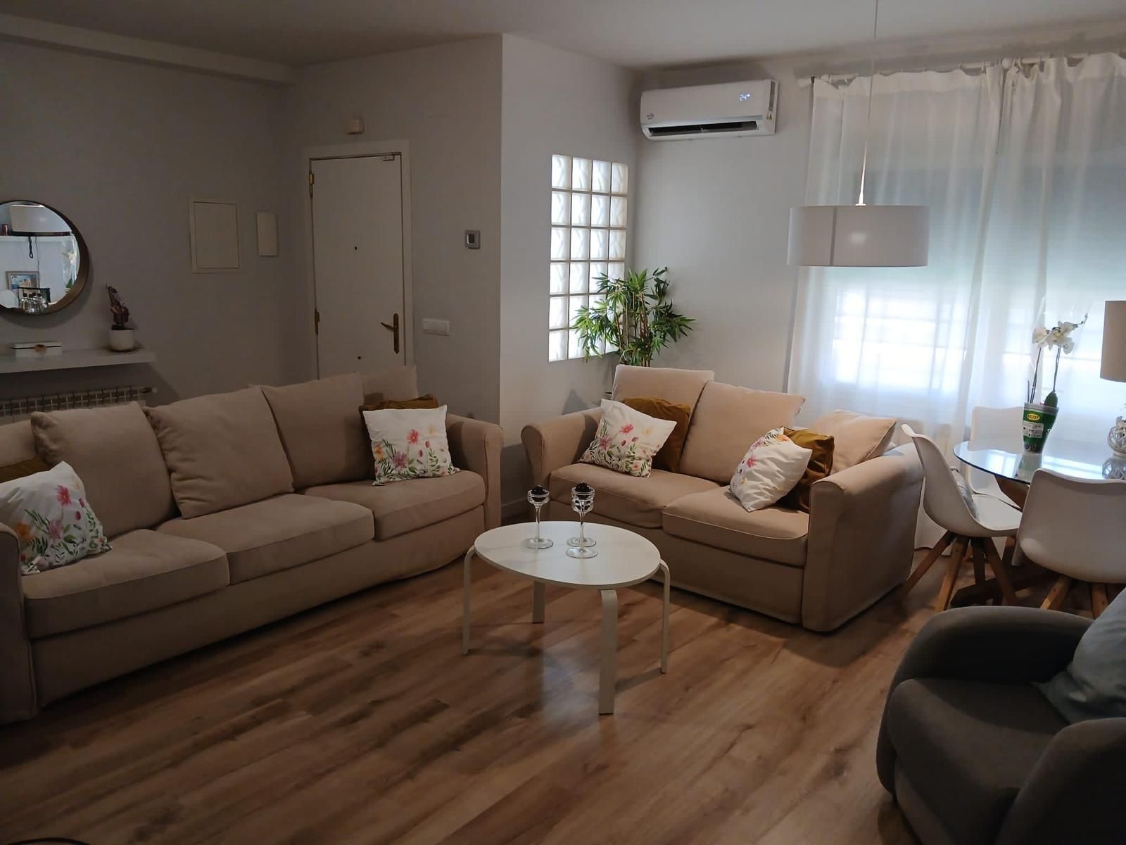 Sala de estar de Casa adosada en venta en Miguelturra con Aire acondicionado, Calefacción y Jardín privado