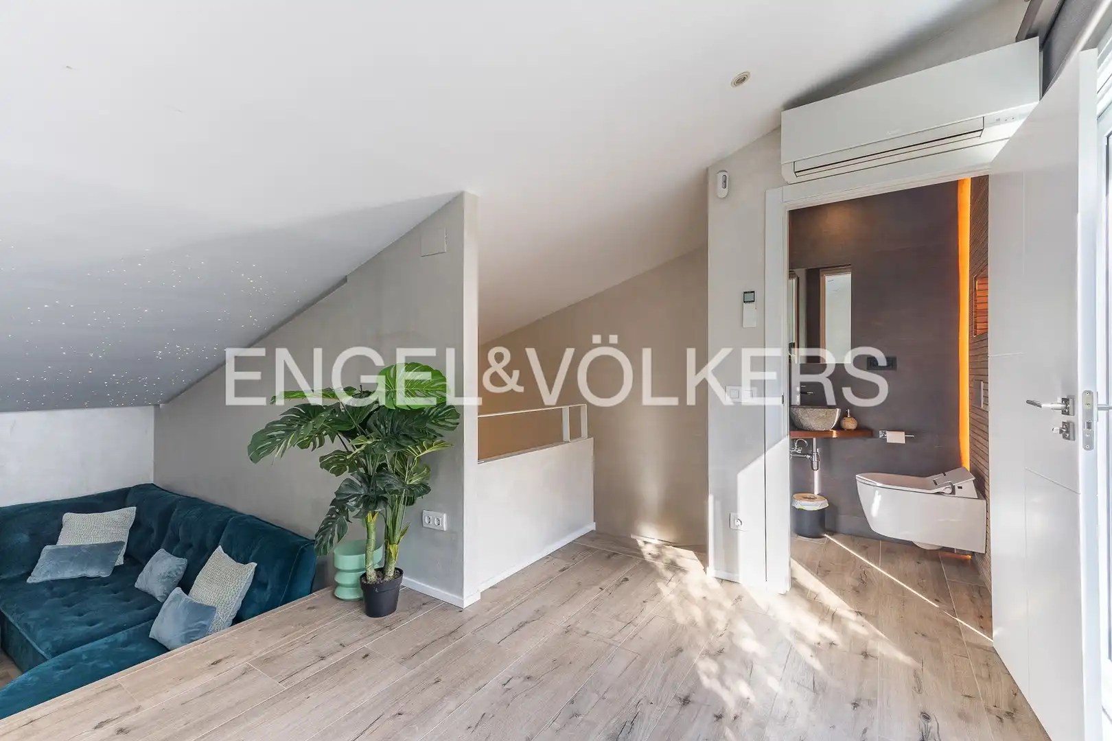 Sala d'estar de Casa o xalet en venda en Barcelona amb Aire condicionat, Calefacció i Jardí privat