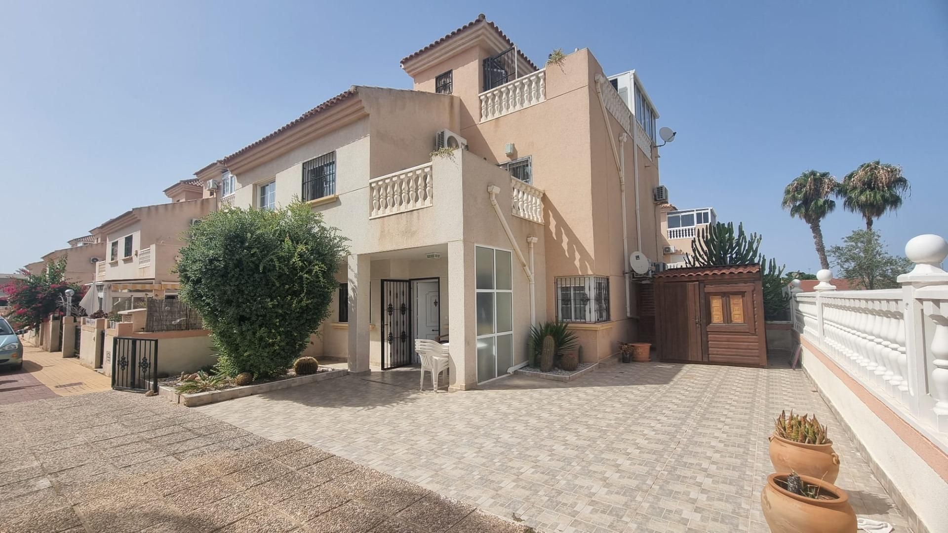 Vista exterior de Dúplex en venda en Torrevieja amb Jardí privat, Terrassa i Piscina comunitària