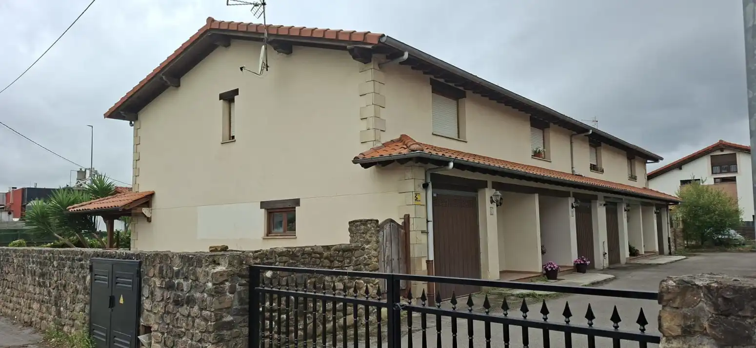 Vista exterior de Casa adosada en venda en Cabezón de la Sal amb Calefacció, Jardí privat i Parquet