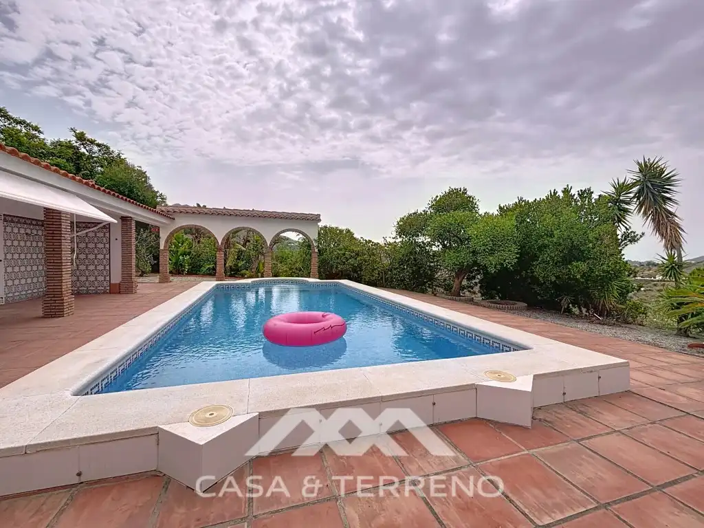 Piscina de Casa o xalet en venda en Canillas de Albaida amb Aire condicionat, Calefacció i Jardí privat