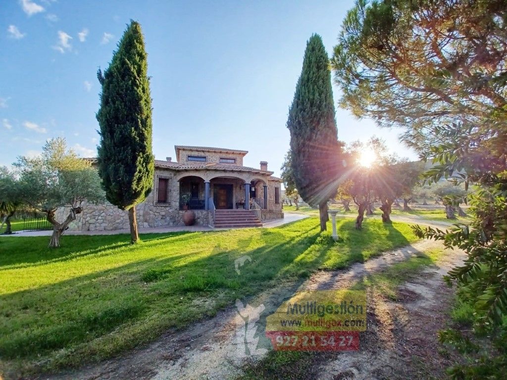 Vista exterior de Casa o xalet en venda en Sierra de Fuentes amb Piscina