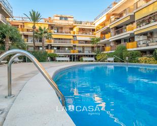 Vista exterior de Àtic en venda en Castelldefels amb Terrassa, Traster i Piscina