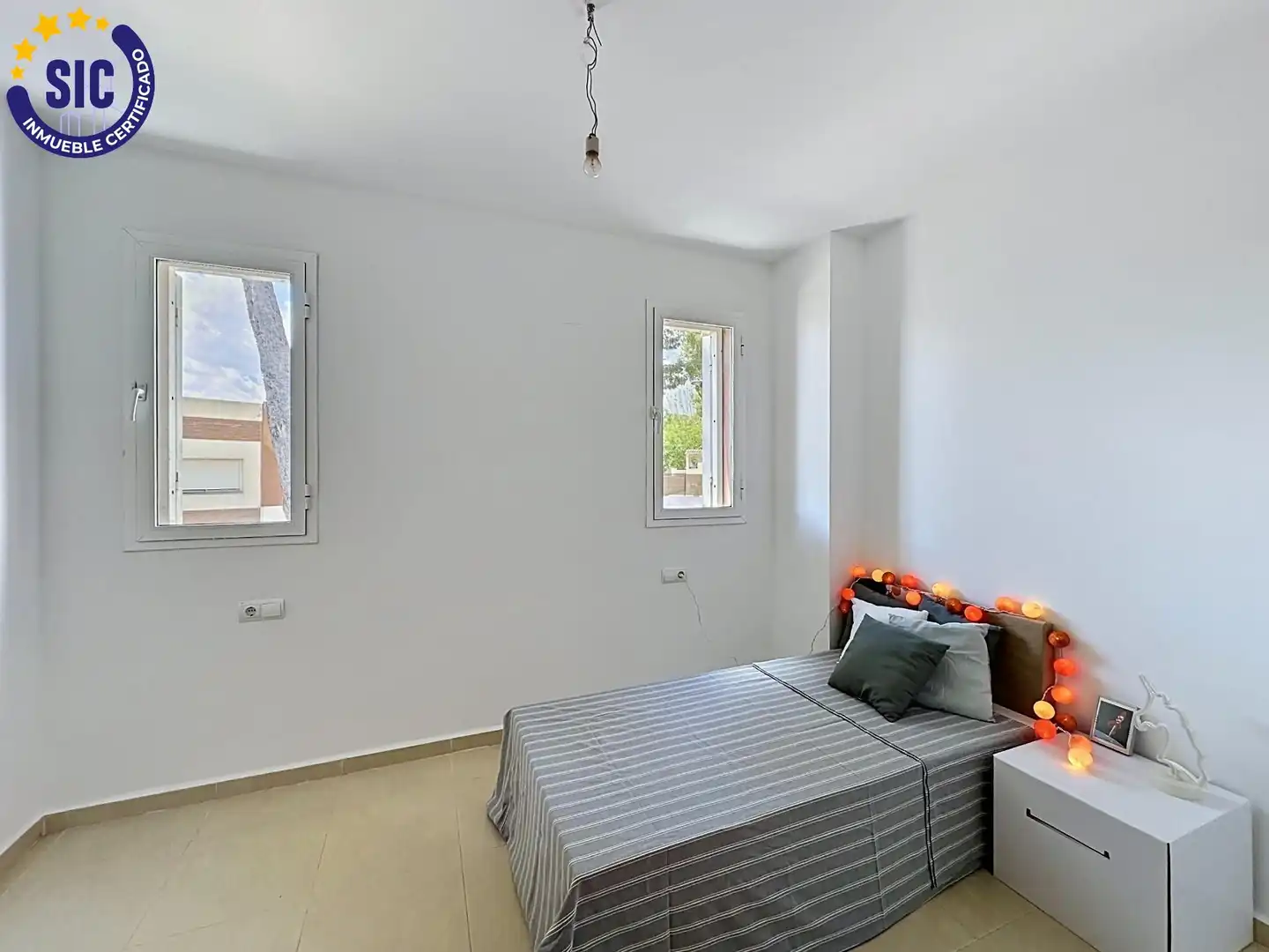 Habitación de Casa adosada en venta en Serra con Jardín privado, Terraza y Piscina comunitaria