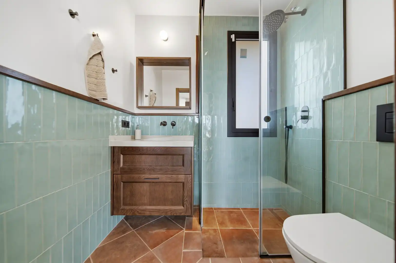 Badezimmer von Einfamilien-Reihenhaus zum Verkauf in Cadaqués mit Privatgarten, Terrasse und Schwimmbad