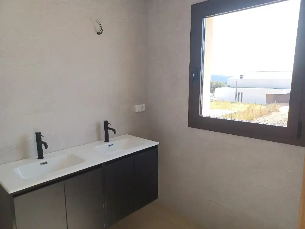 Baño de Casa adosada en venta en Cantallops con Aire acondicionado, Calefacción y Jardín privado