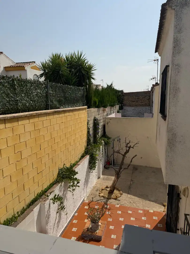 Vista exterior de Casa adosada en venda en Mairena del Aljarafe amb Piscina comunitària