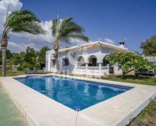 Vista exterior de Casa o xalet en venda en Estepona amb Jardí privat i Piscina