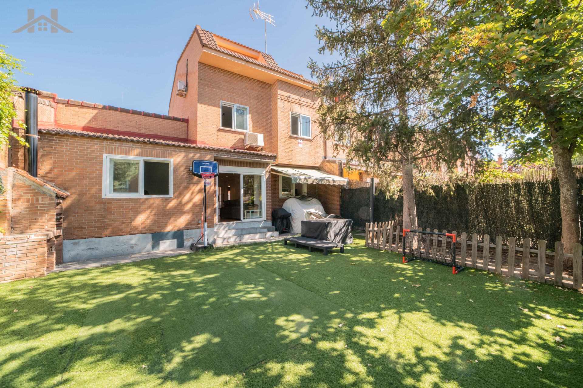 Jardí de Casa adosada en venda en Boadilla del Monte amb Aire condicionat, Calefacció i Jardí privat