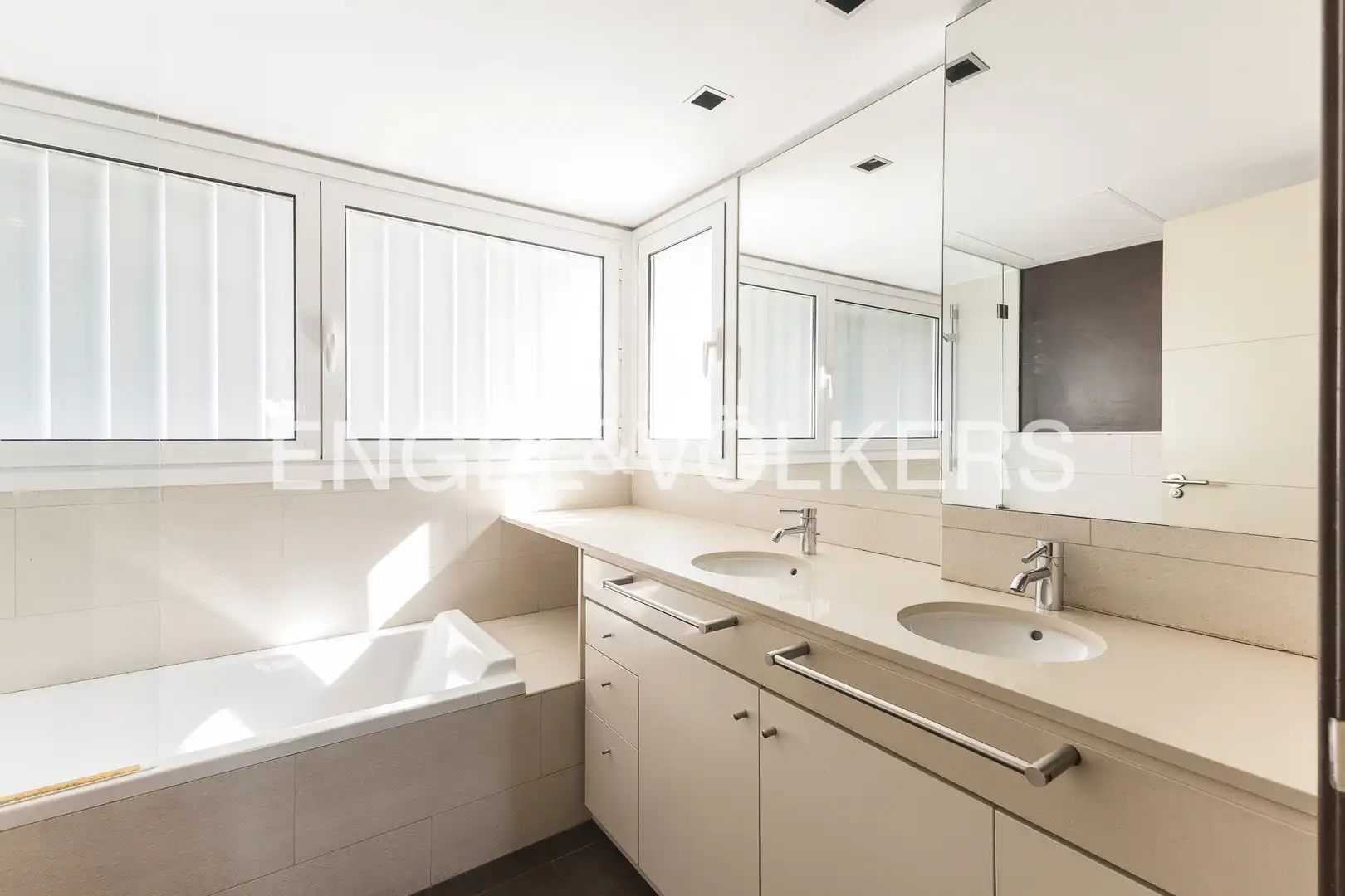 Baño de Apartamento de alquiler en Barcelona con Calefacción, Parquet y Terraza