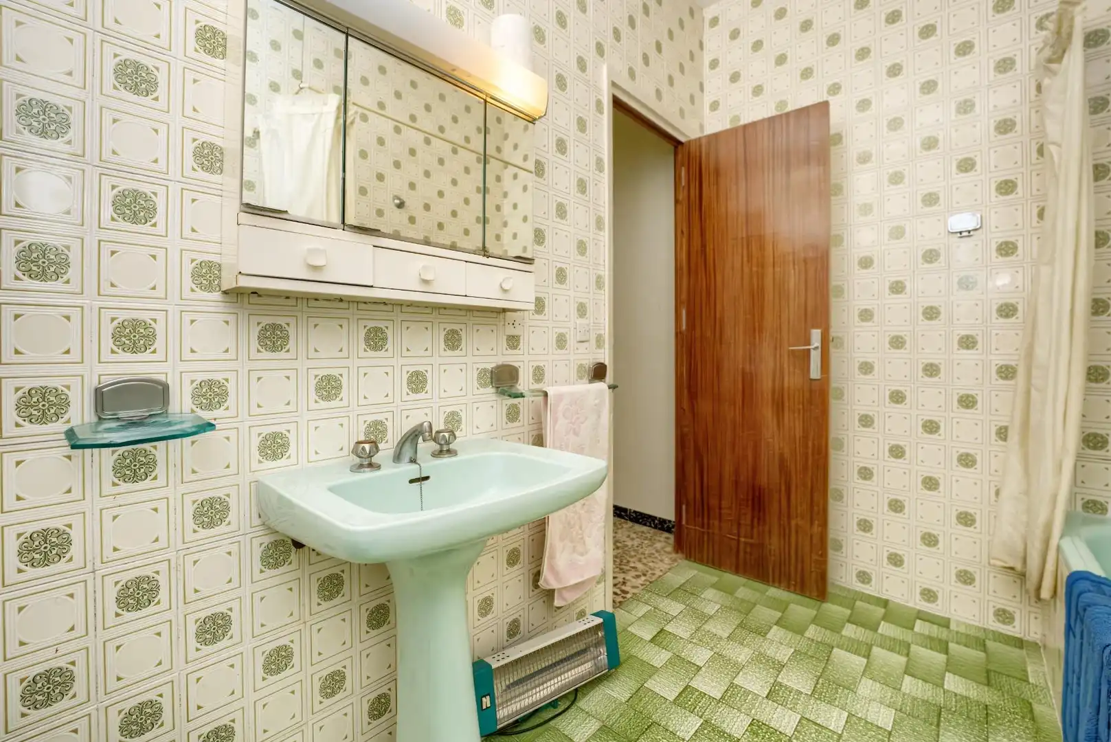 Baño de Casa adosada en venta en Sanlúcar la Mayor con Aire acondicionado, Calefacción y Terraza