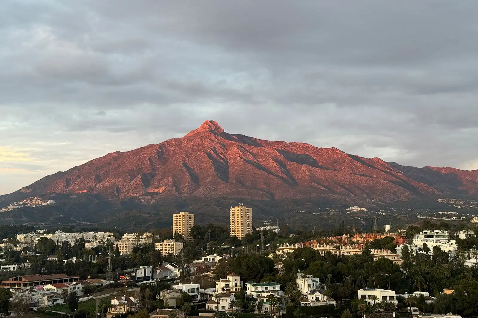 Außenansicht von Dachboden zum Verkauf in Marbella mit Klimaanlage, Terrasse und Abstellraum