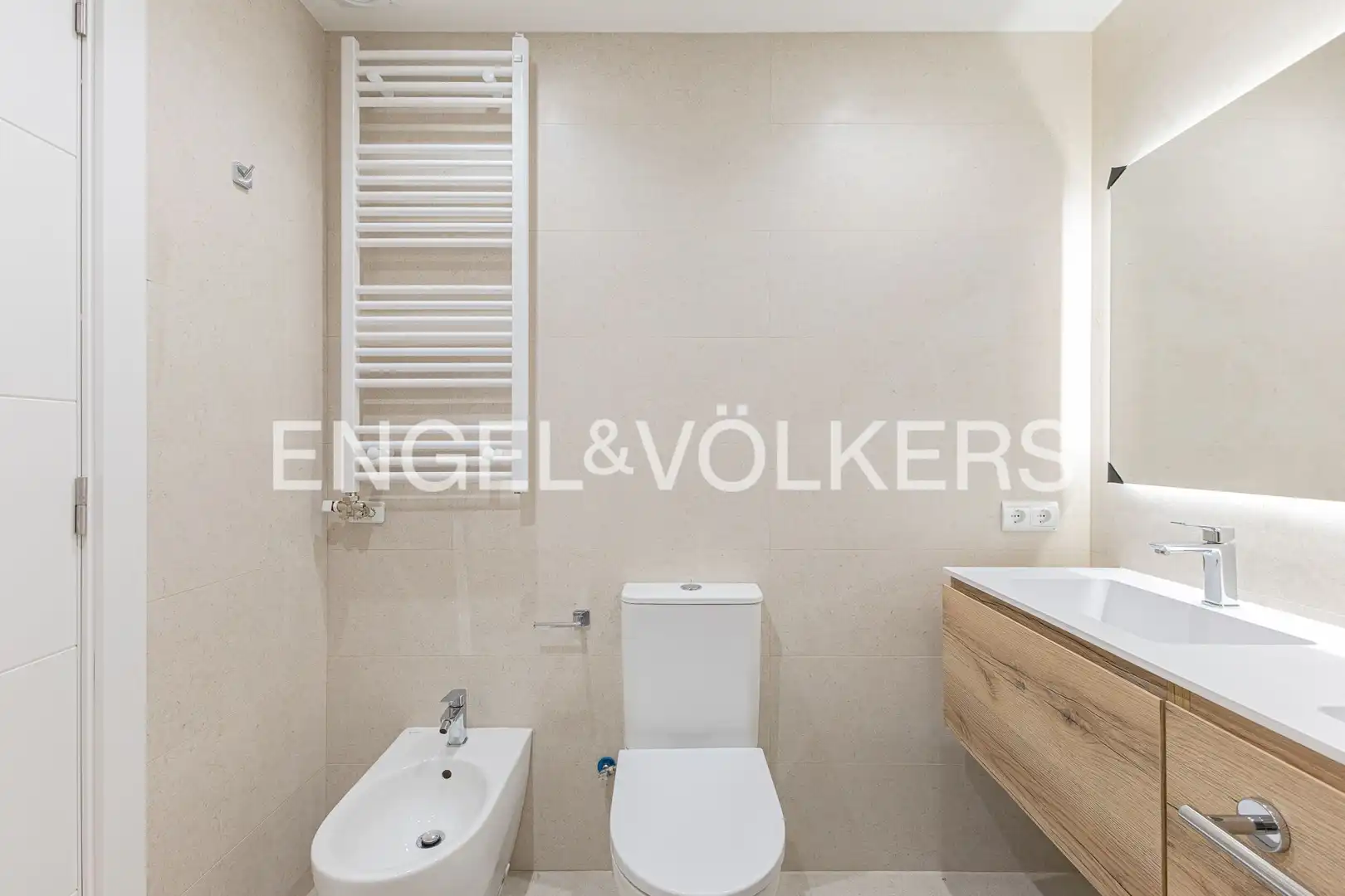 Badezimmer von Wohnung zur Miete in Barcelona mit Klimaanlage, Heizung und Parkett