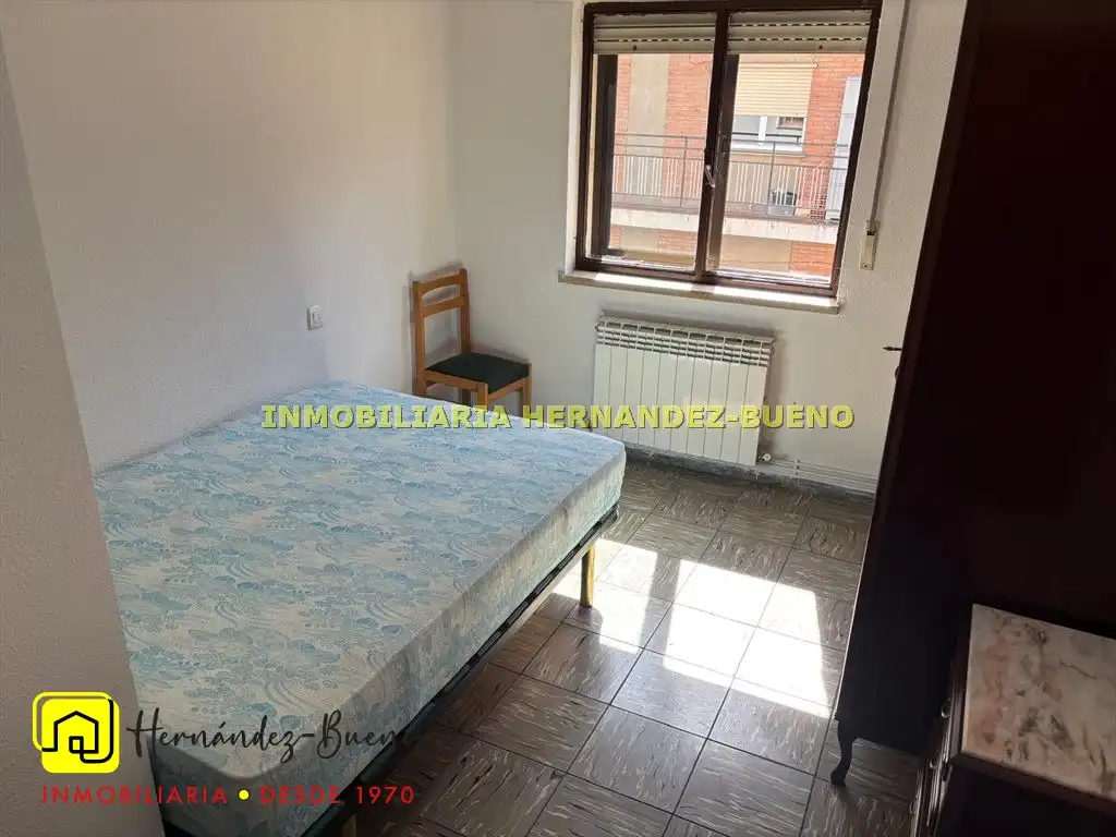 Dormitori de Pis en venda en San Bernardo - Carmelitas - Campus