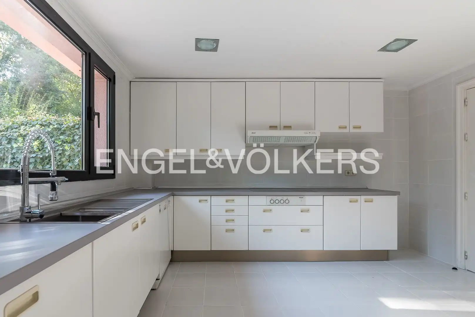 Cuina de Casa o xalet en venda en Pozuelo de Alarcón amb Aire condicionat, Calefacció i Jardí privat