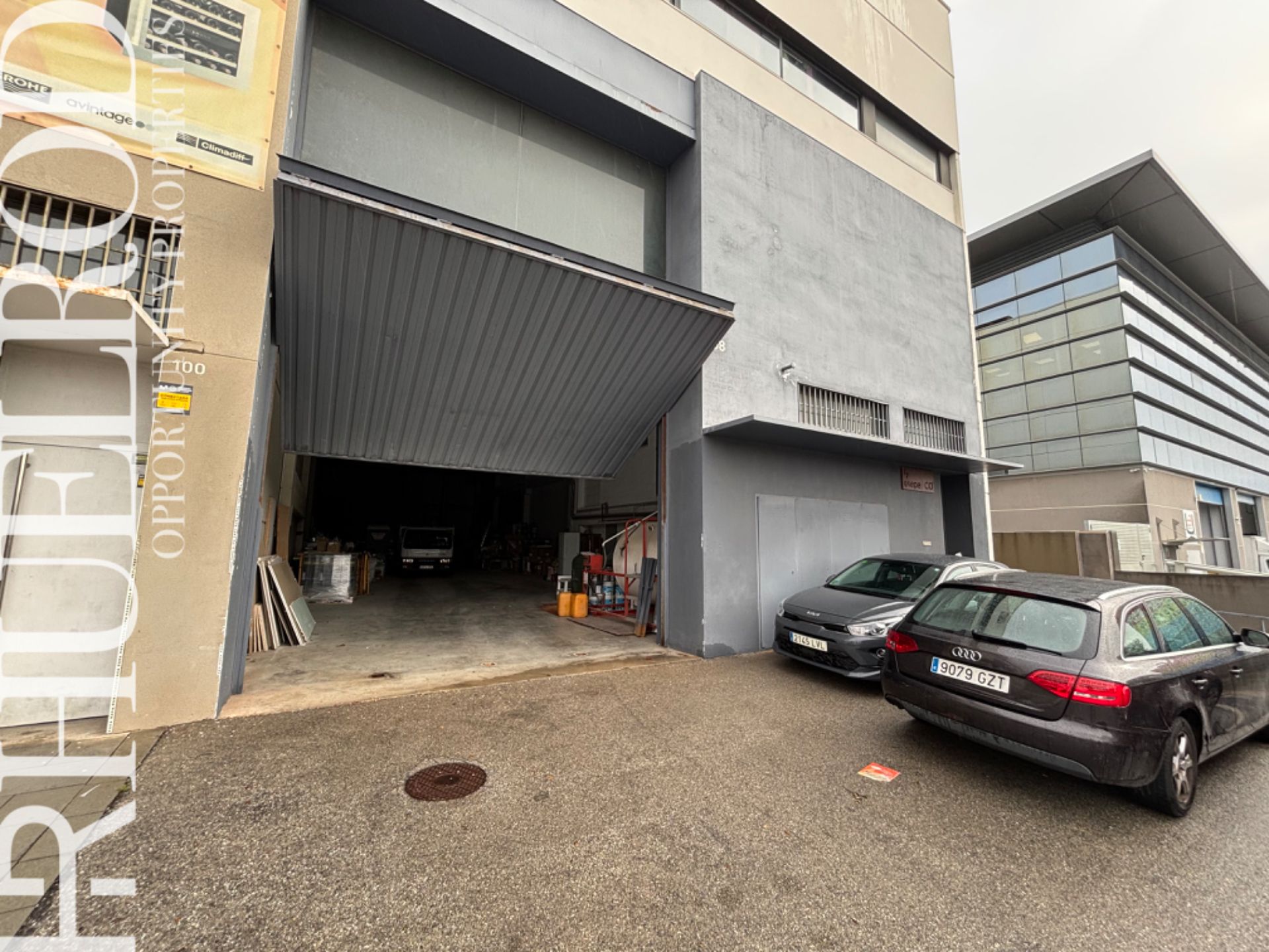 Vista exterior de Nave industrial de alquiler en Badalona