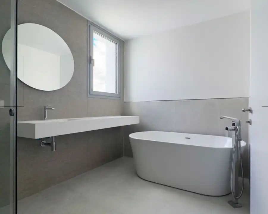 Badezimmer von Wohnung zum Verkauf in Marbella mit Terrasse, Abstellraum und Schwimmbad