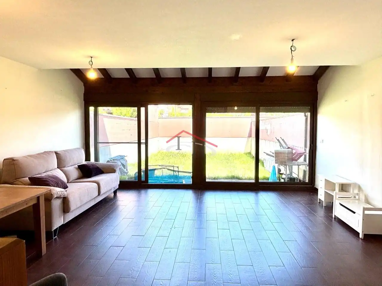 Sala de estar de Casa adosada en venta en Sariegos con Calefacción, Jardín privado y Terraza