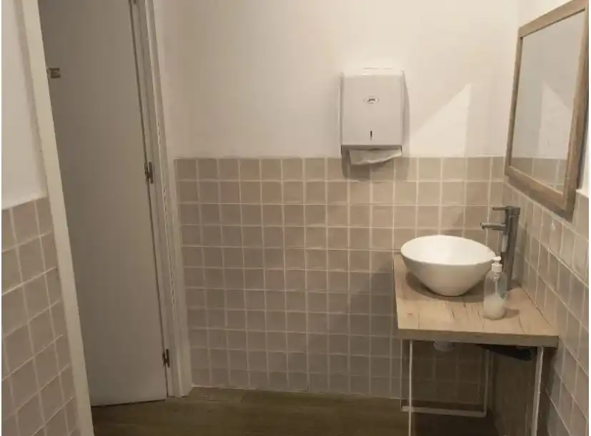 Business premises for transfer in Carrer de Cabestany 12, imagen 6