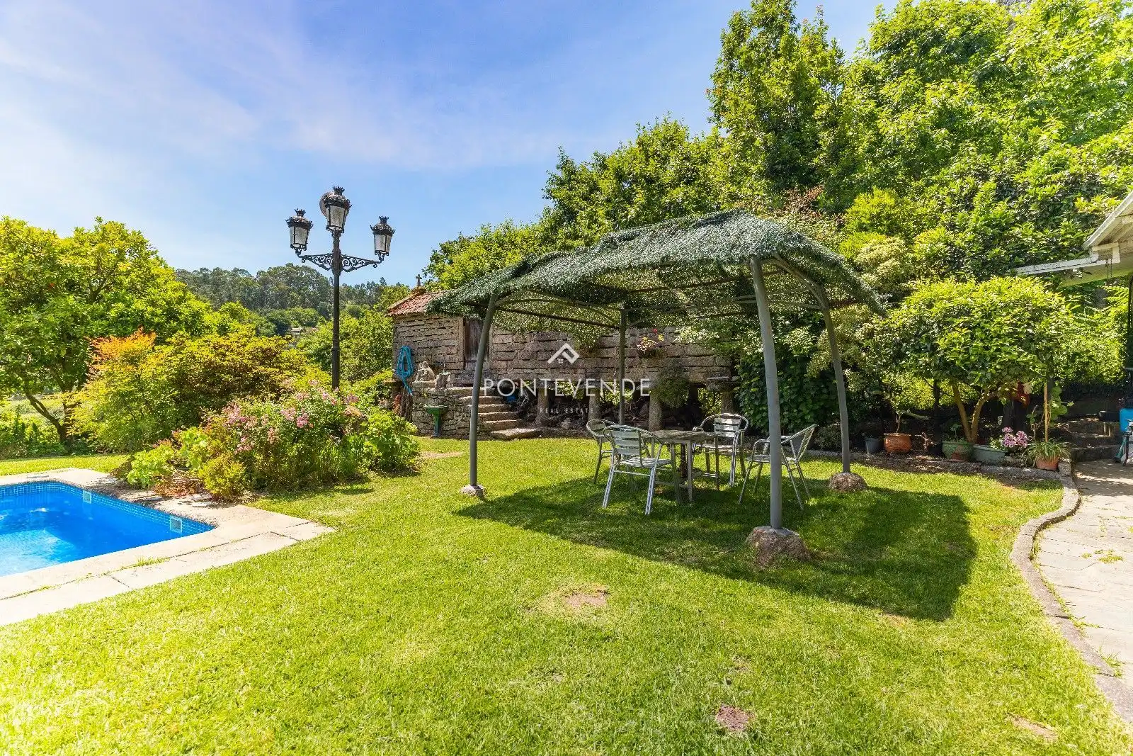 Jardí de Casa o xalet en venda en Pontevedra Capital  amb Terrassa, Traster i Piscina