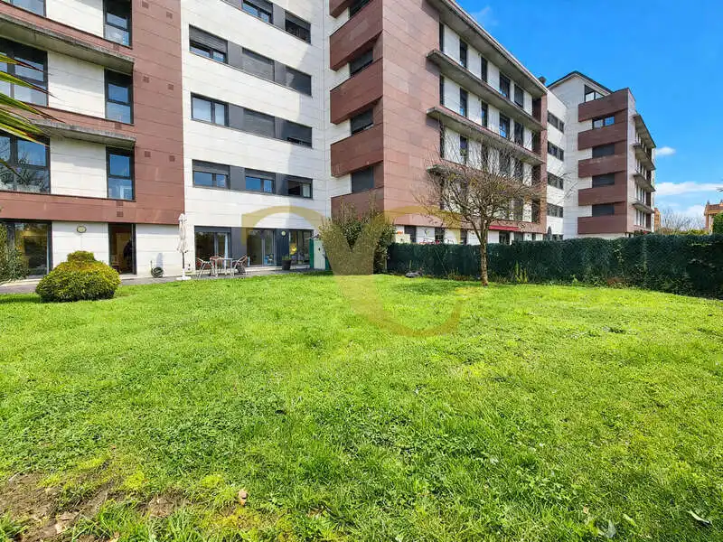Außenansicht von Wohnung zum Verkauf in Oviedo  mit Heizung, Privatgarten und Terrasse