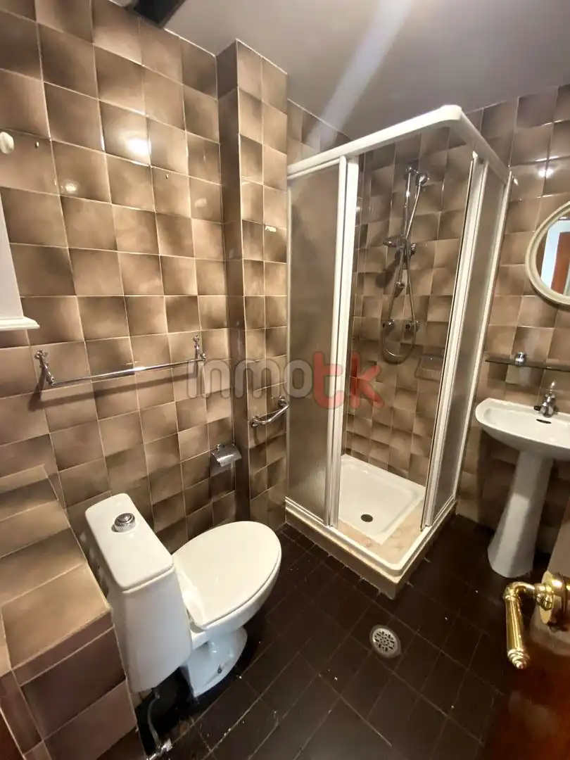 Badezimmer von Wohnung zum Verkauf in A Coruña Capital  mit Heizung und Abstellraum
