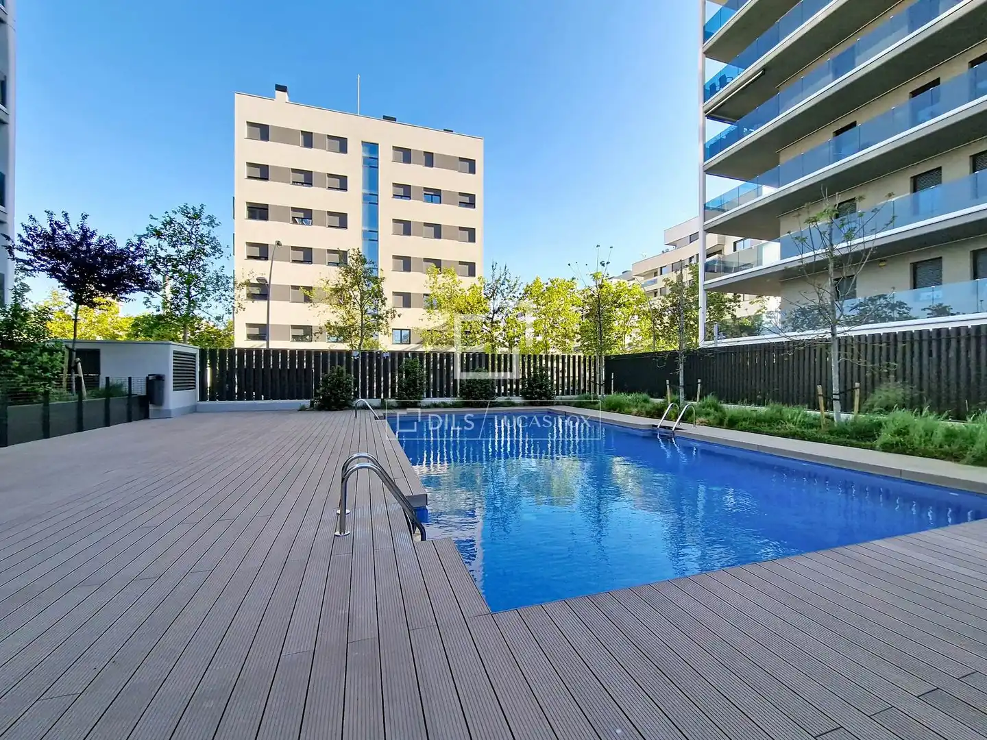 Schwimmbecken von Wohnung zur Miete in Vilanova i la Geltrú mit Klimaanlage, Heizung und Parkett