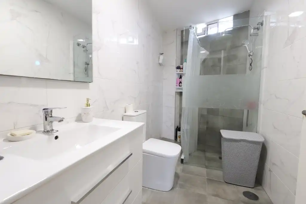 Baño de Apartamento en venta en Torrevieja con Aire acondicionado, Calefacción y Terraza