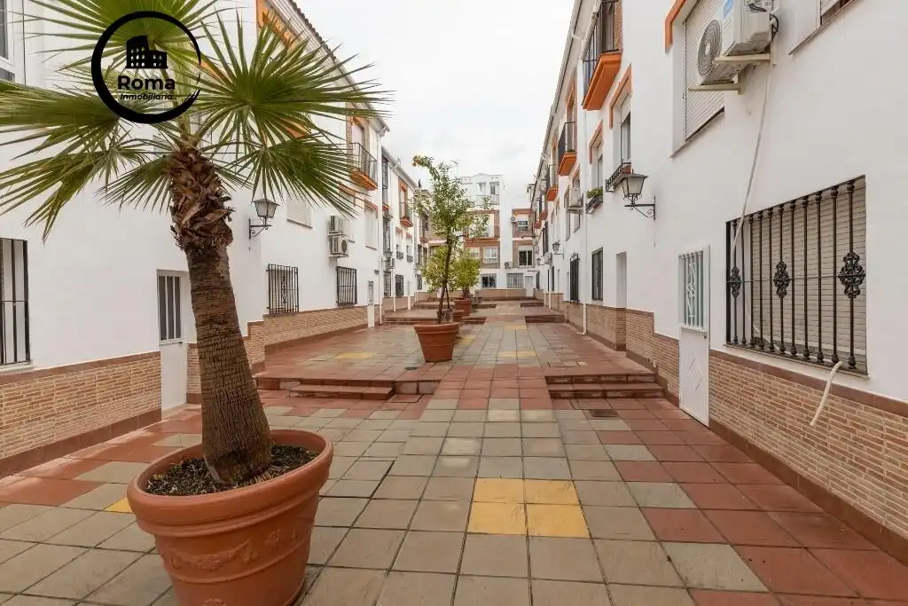 Vista exterior de Casa adosada en venda en Granada amb Terrassa i Piscina comunitària